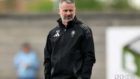 “广厦领跑季后赛，辽宁紧随其后，广东迎战上海，首钢挑战山东”