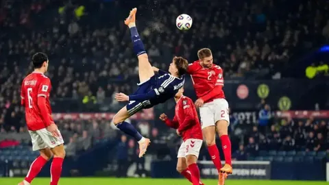 馬奎爾讚譽霍伊倫進步驚人，左衛之選正合我意